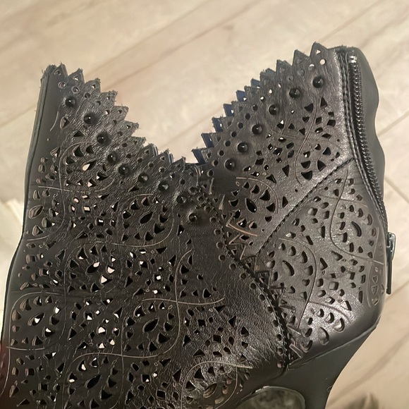 Juicy couture lazer cut heeled booties black size 9M deep V double sides offers - Picture 6 of 11